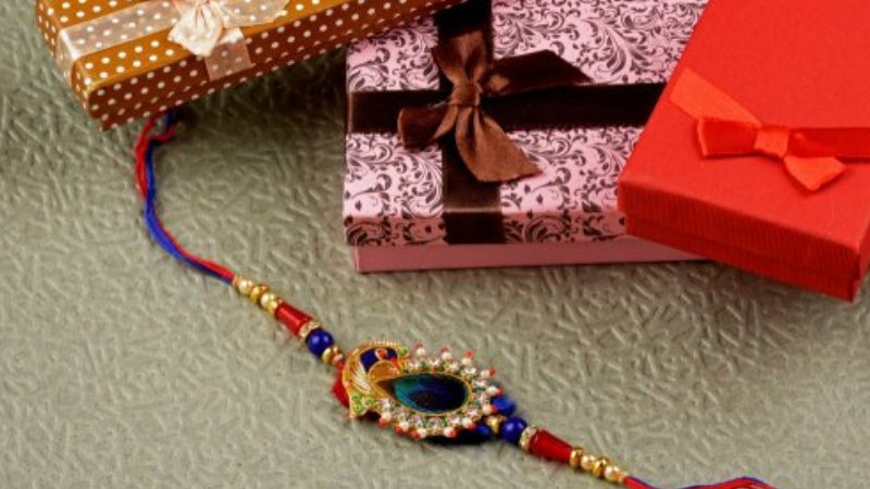 6 Awesome Ways To Present Gifts To Your Sister On This Rakhi